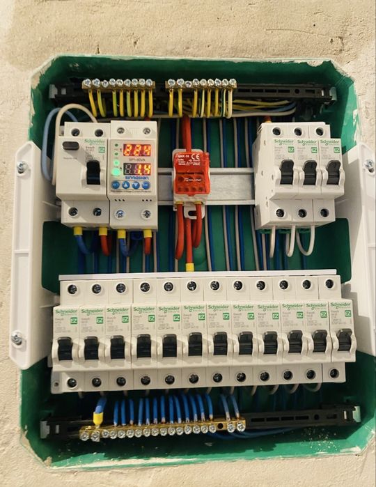 Шебер электрик. /  Мастер электрик