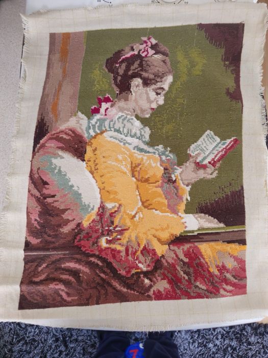Гоблен "Момиче с книга"