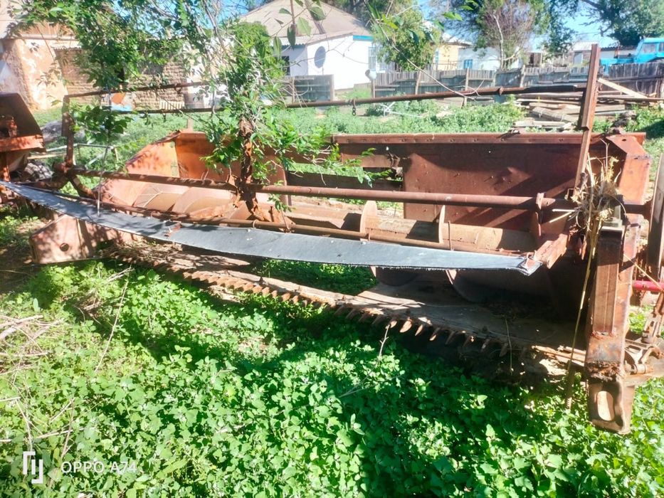 Трактор с пресом и жаткои и есть плуг