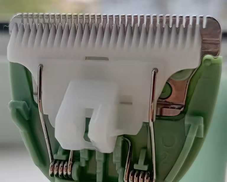 Aparat de tuns electric rezistent la apă IPX7 cu lamă ceramică