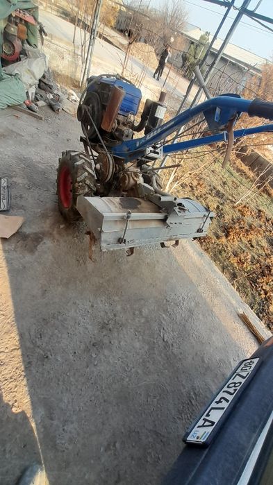 Зубр мотоблок ранги кук ишлаб турибди нархи  500 $. яна келишилади