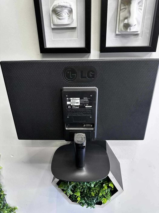 Монитор LG 20M35A