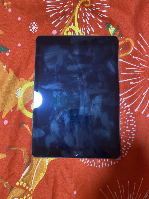 Ipad 7 stare perfecfa putine zgareturi merge bine la jocuri