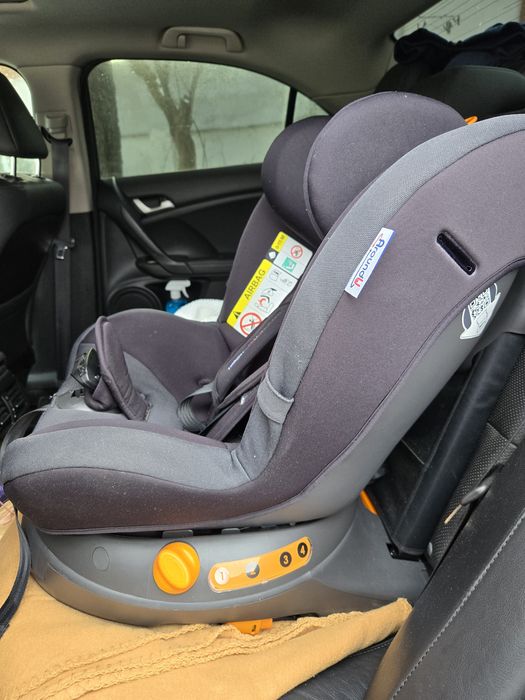 Vând scaun de mașină Chicco AroundU iSize