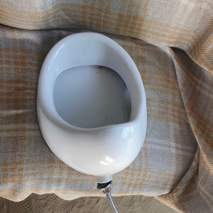 Pisoar de perete cu supapă