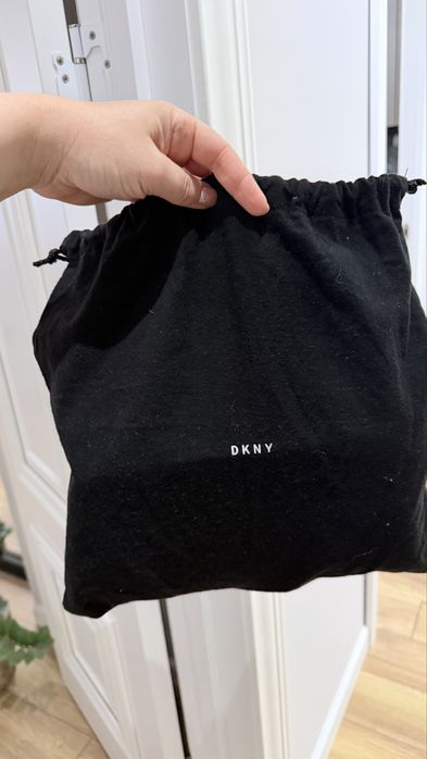 Кожаная сумка DKNY