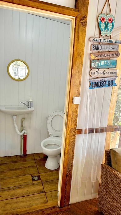 Продава се уютна каравана с веранда в къмпинг Атлиман край Китен