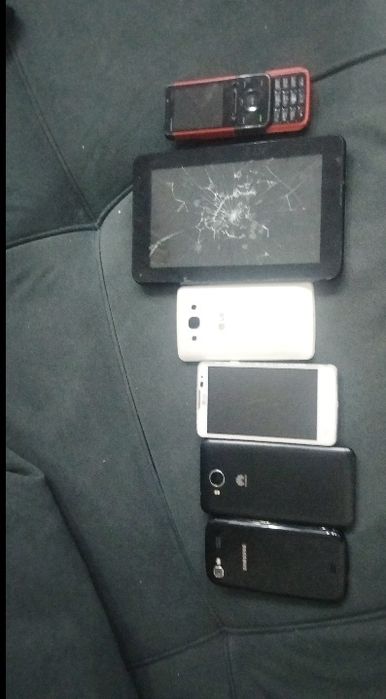 Прадаю телефон 3работает 2 не