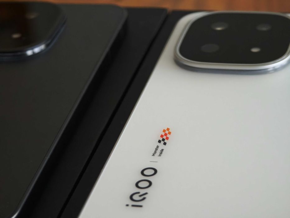 Нови Vivo iQoo 15 - SD8 Elite Gen5; 6.85";7000mAh 100w; 3x50mpx