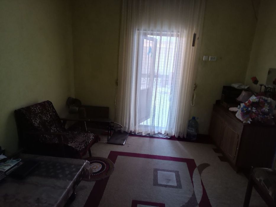 Uy sotiladi srochno yashashga tayyor 8 sotok 8 xona hamma qulayliklar