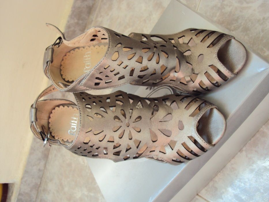 Продавам елегантни обувки