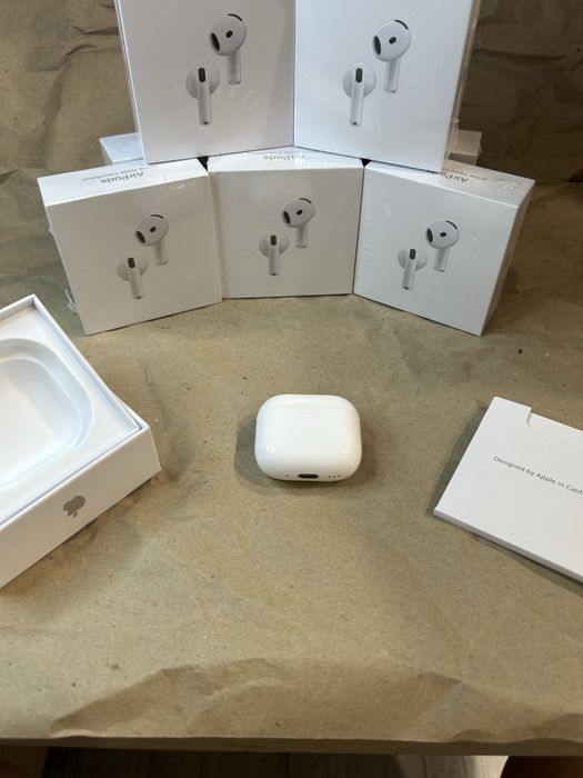 AirPods 4.