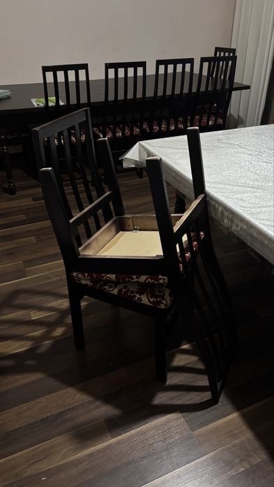 Стол жане стулья сатылады. Продаются стол и стулья.