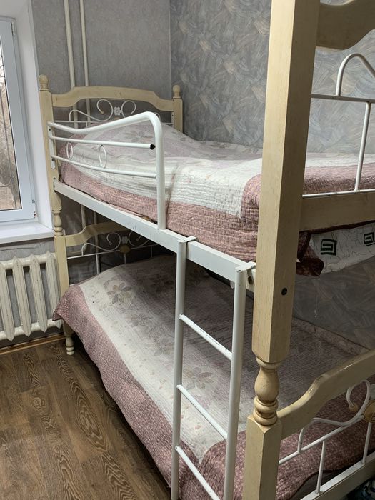 Двухъярусная кровать (можно разделить на 2 отдельные)