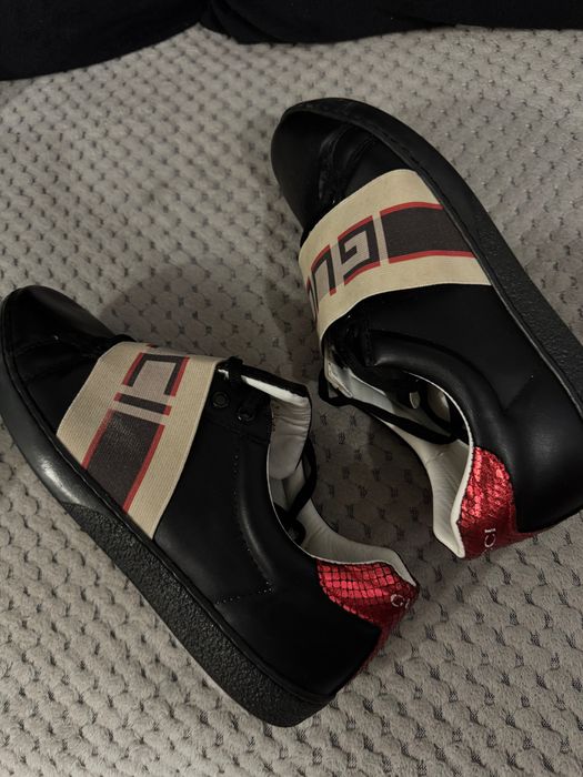 Adidași Gucci ..