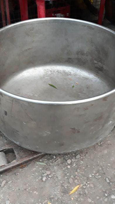 Oală de inox capacitate de 500 litrii preț.5200 lei.