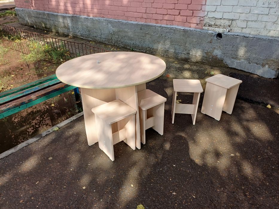 Кухонный стол и 4 стула.