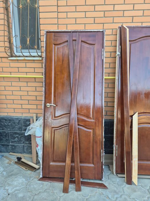 СРОЧНО. Продаю межкомнатные  двери, массив
