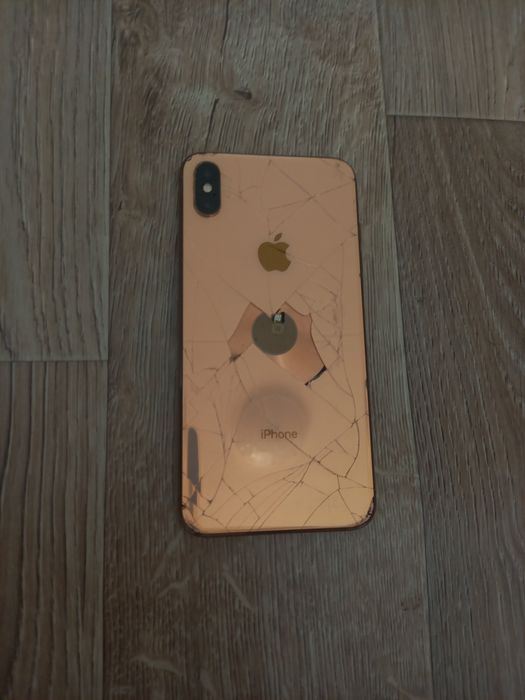 Продам чехлы, iPhone xs max на запчасти.