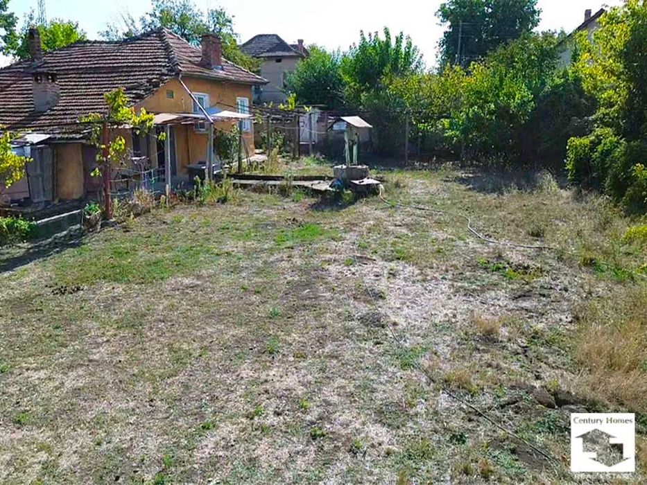 155078 Едноетажна къща с равен двор, кладенец и гараж в с. Сушица