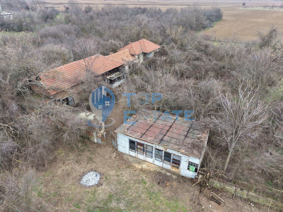 Тухлена къща с голям двор и кладенец в село Първомайци