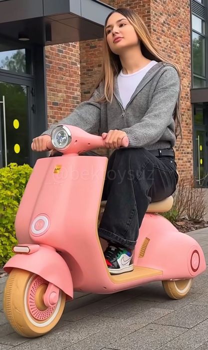 Детский мотоцикл Vespa 12V с музыкой Bluetooth для детей 3–9 лет