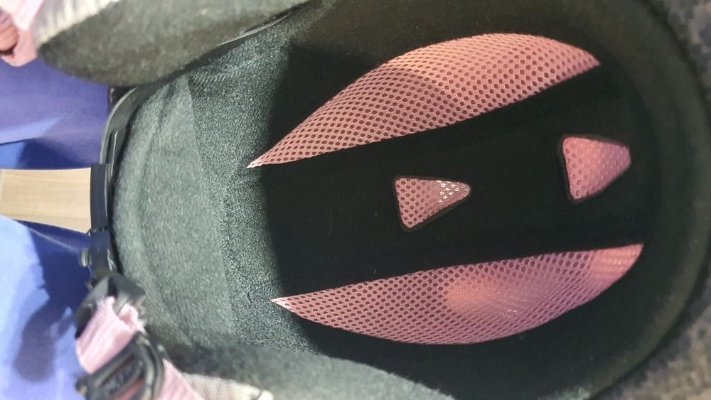 Детска ски каска увекс UVEX  неразличима от нова  и маска