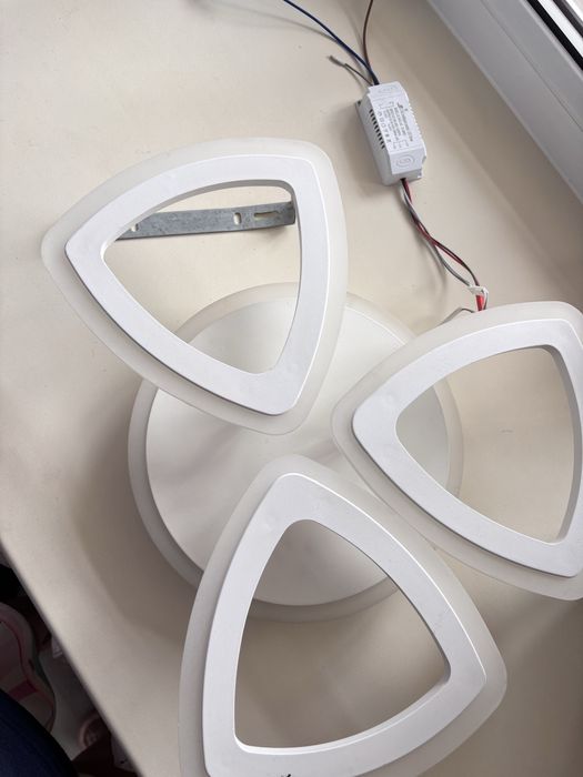 Диодная люстра в отличном состоянии