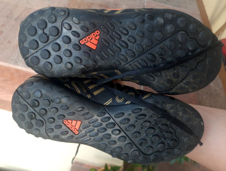 Футболни обувки, стоножки Adidas