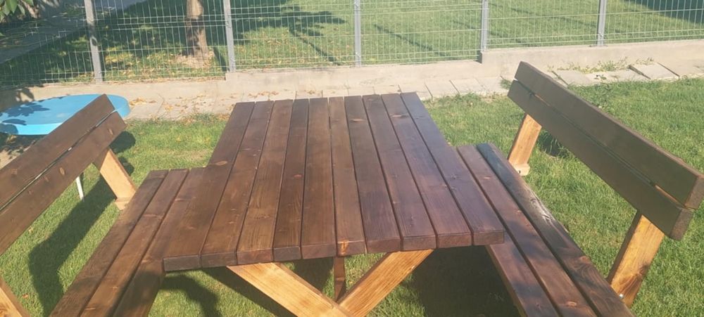 Комплект дървена маса с две пейки