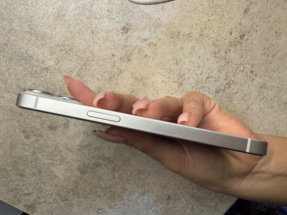 iPhone 14ка бяла