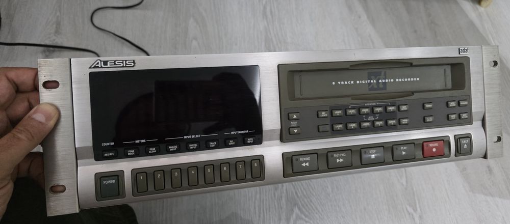 ALESIS model XT 8 каналли A-DAT видеокассетали магнитафон