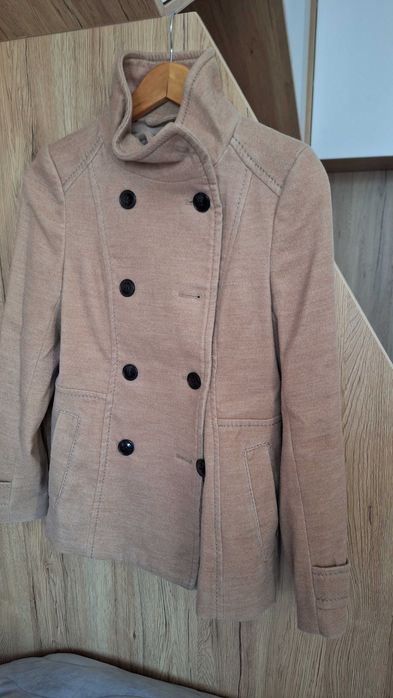 Бежово късо палто. Hm. Размер 34
