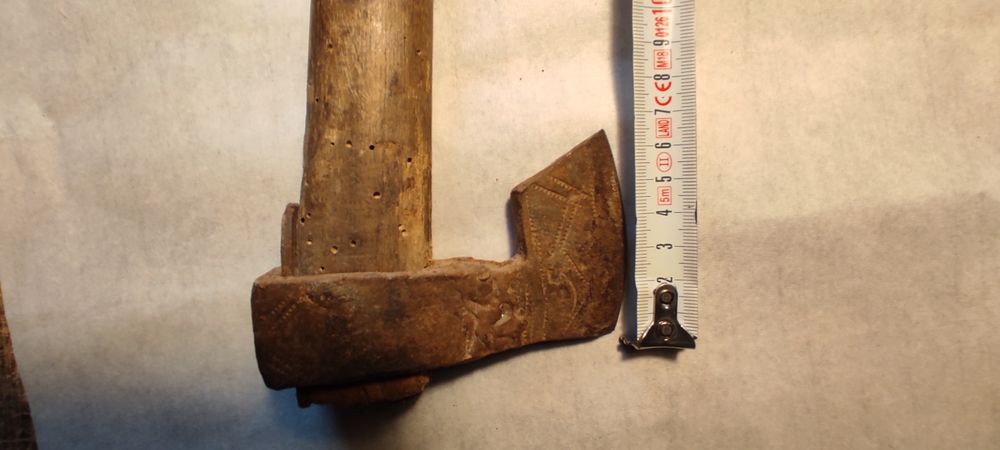 Baltag , topor, sabie veche