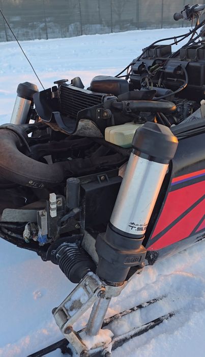 Snowmobil Yamaha Vmax 4 750, motor 4 cilindrii 2 timpi 140 CP
