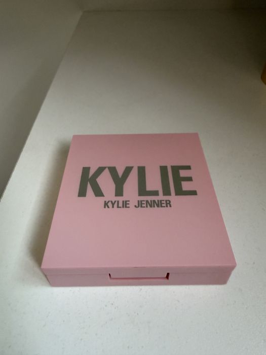 Руж на Kylie cosmetics