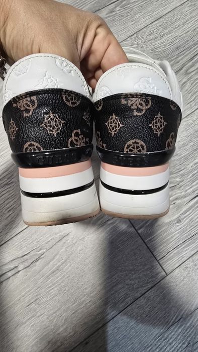 Маратонки на платформа Guess