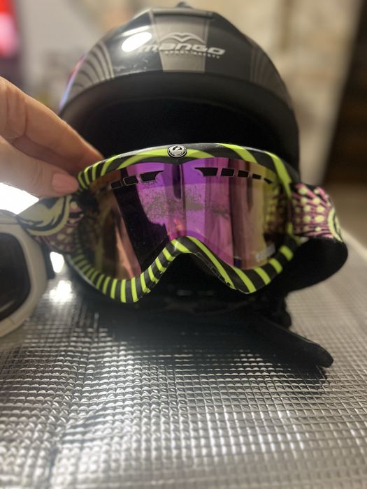 Дамска ски каска Mango с два чифта очила