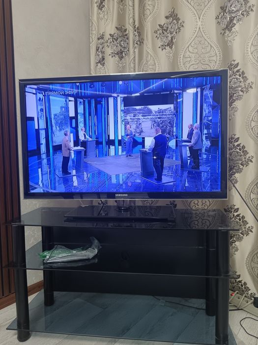 Samsung 40" Full HD + Android X98Q + стеклянная тумба