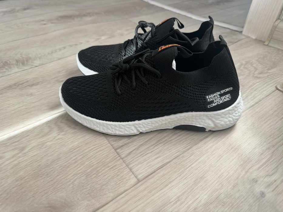 Продам кроссовки новые