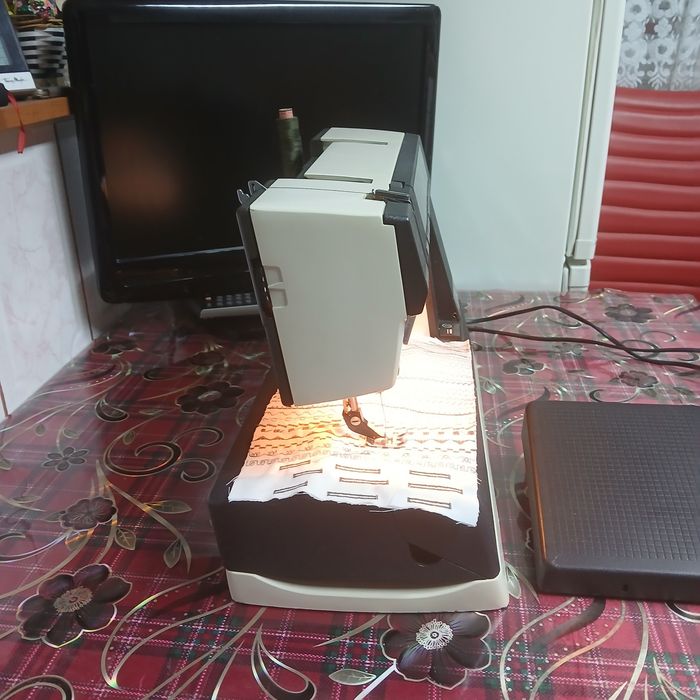 Masina de cusut HUSQVARNA PRISMA 940 cu butoniera automata