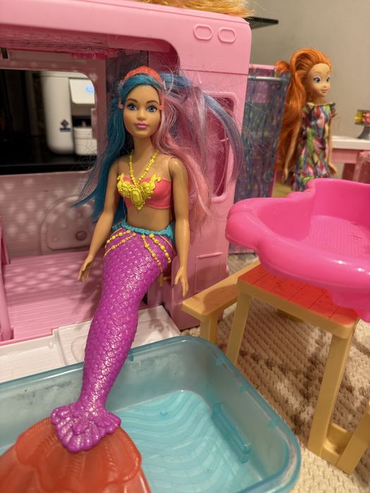 Rulota BARBIE cu piscina, bucatarie si salupa