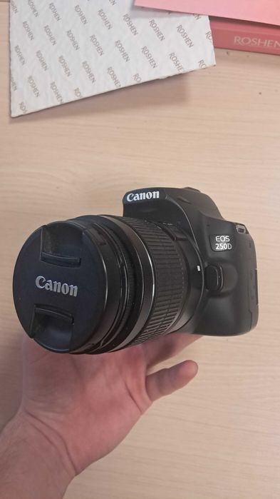 Canon EOS 250d + Obiectiv Canon de Kit 18-55mm f/3.5-6.3