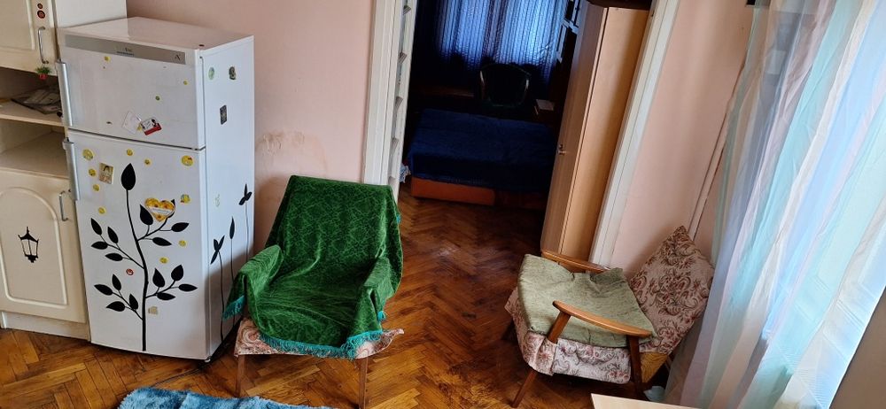 Închiriez apartament la etaj într-o casă  cu P+1