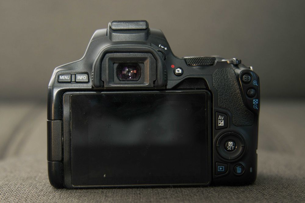 Canon 250D full kit + kit lens + Tamron 70-300mm