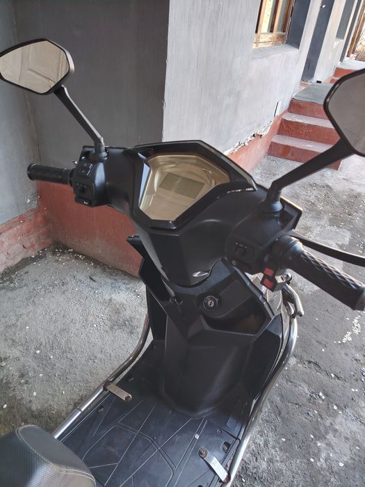 Elektroskuter sotiladi (Kofra va himoya dugalari bilan) shlem