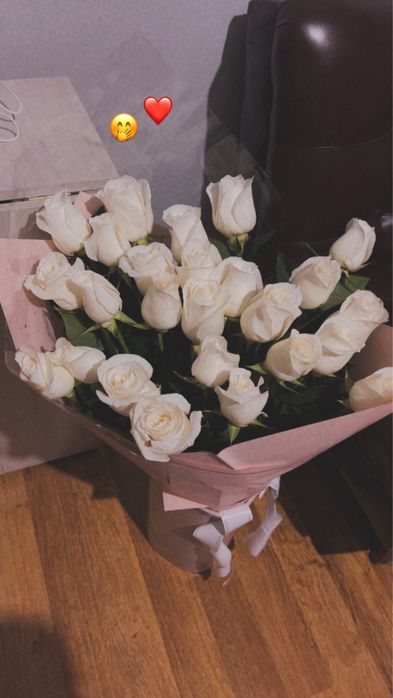 Белые свежие розы