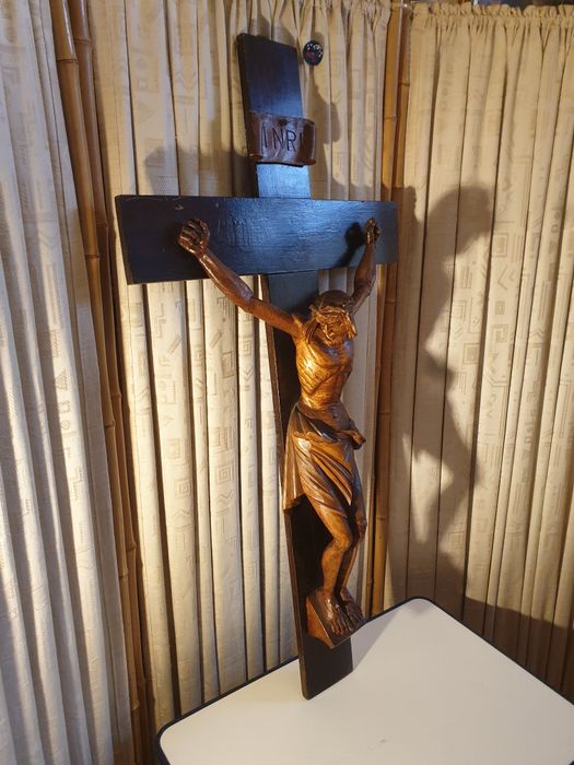 Crucifix din lemn