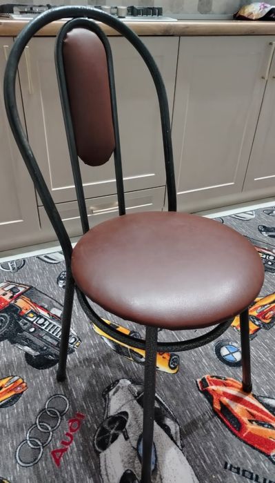 Продам стол и стулья прочные