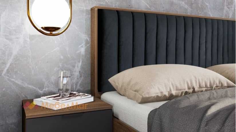 Спалня, скрин и нощни шкафчета.